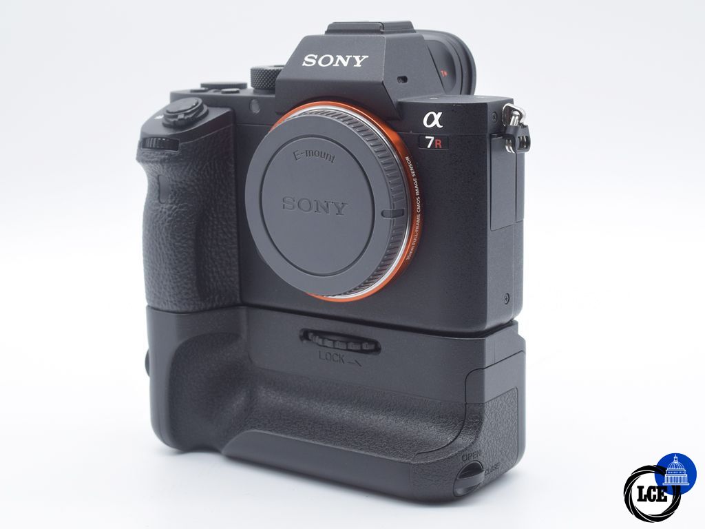 Sony A7R MK II Body + DSTE Battery Grip 