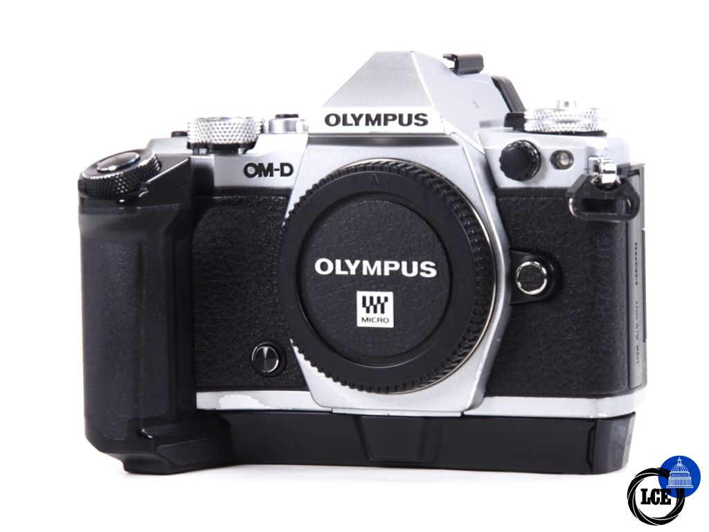 Olympus E-M5 II & HLD-8