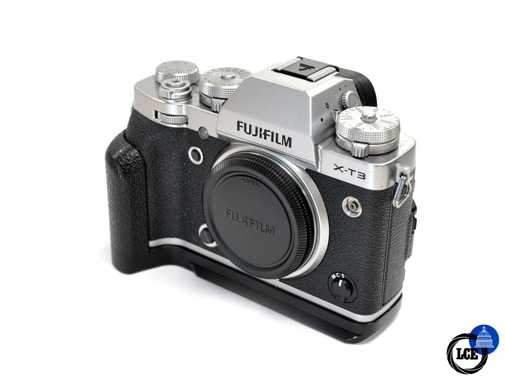 FujiFilm X-T3 Body Only Silver + Meike Hand Grip