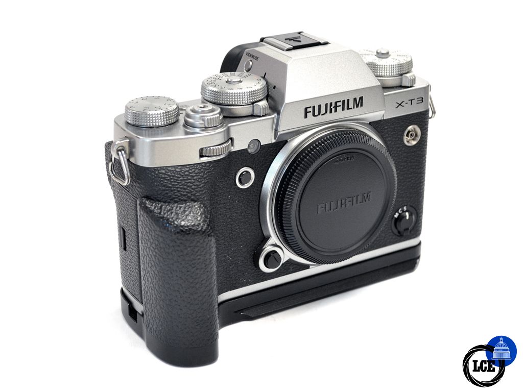 FujiFilm X-T3 Body Only Silver + Meike Hand Grip