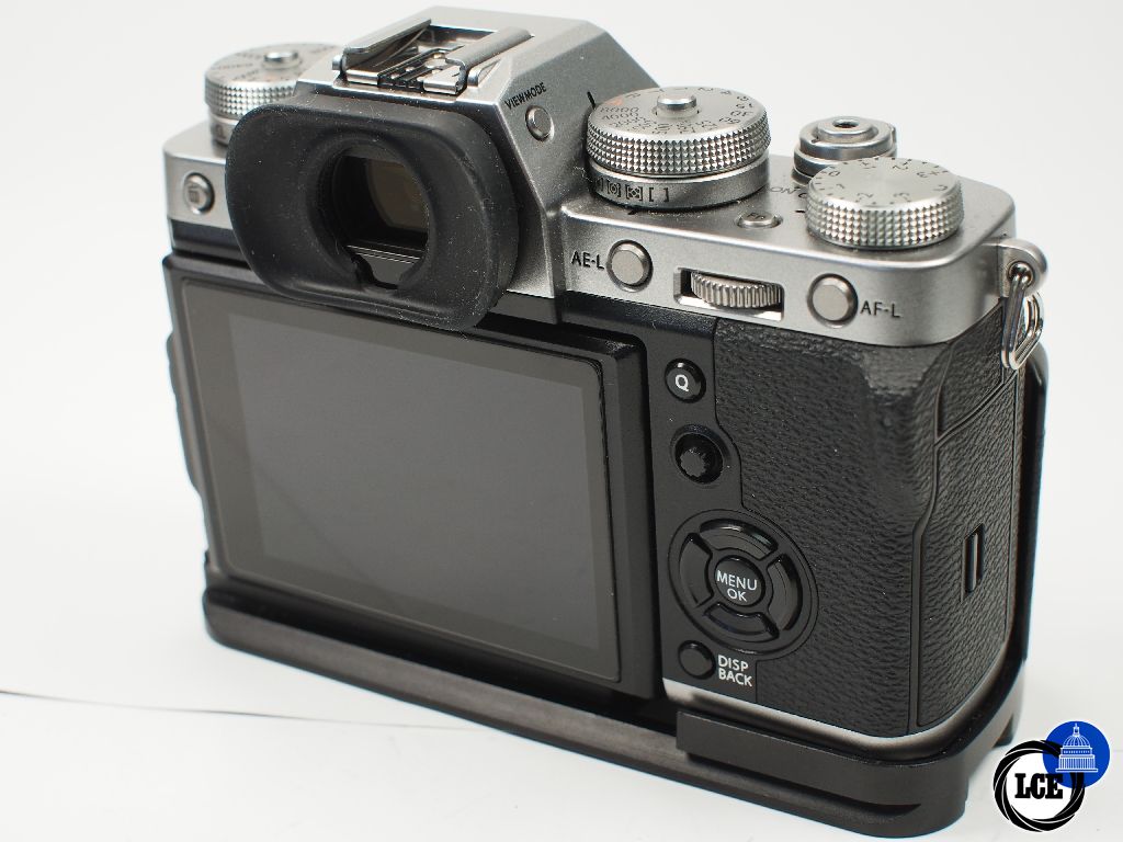 FujiFilm X-T3 with JJC base plate