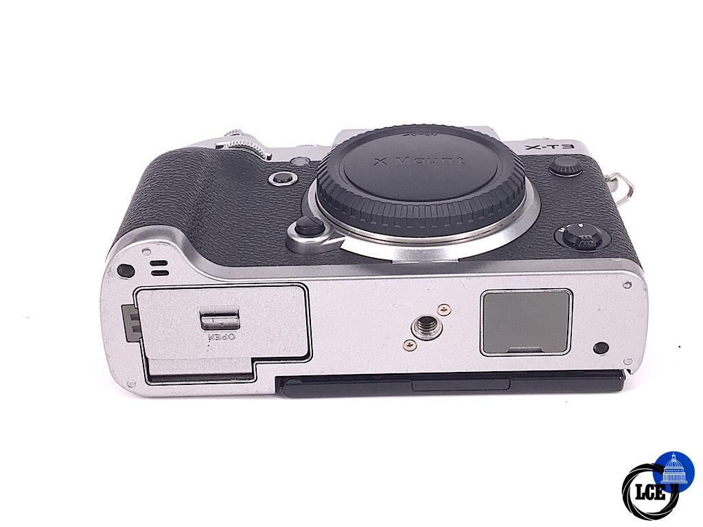 FujiFilm X-T3 body silver + VG-XT3 grip