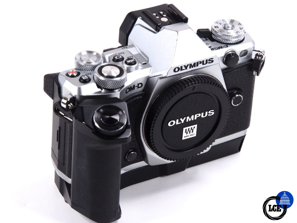 Olympus E-M5 II & HLD-8