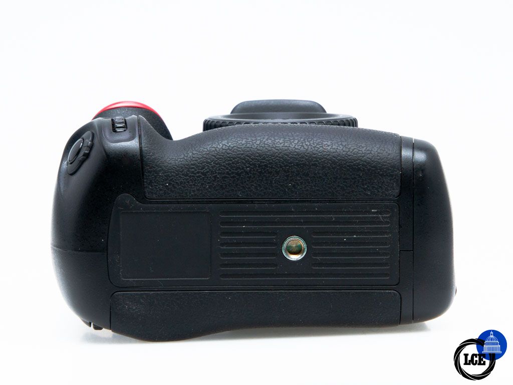 Nikon D7100 + Neewer Battery Grip