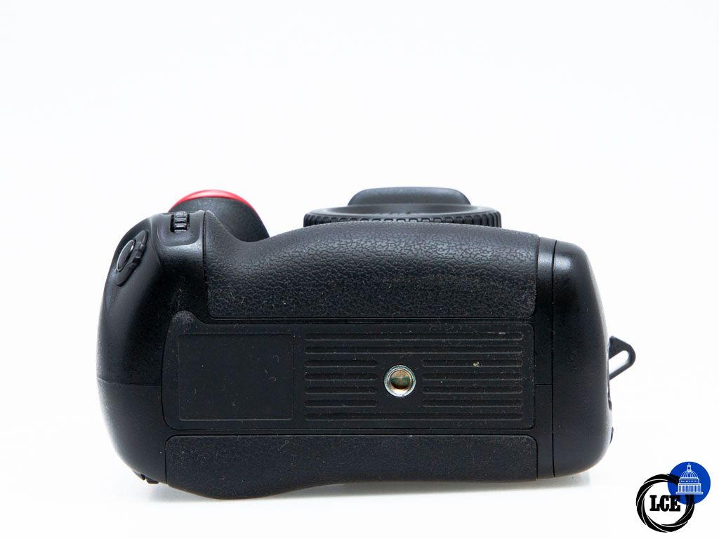 Nikon D7100 + Neewer Battery Grip